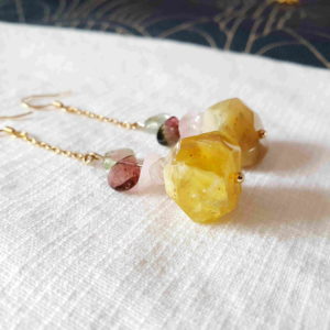 Boucles d'oreilles SHILA opale jaune posée