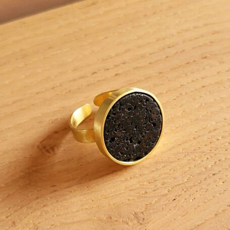 Bague Volcan noire sur plateau bois