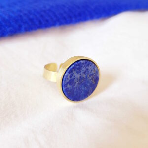 Bague VOLCAN Lapis sur tissu blanc