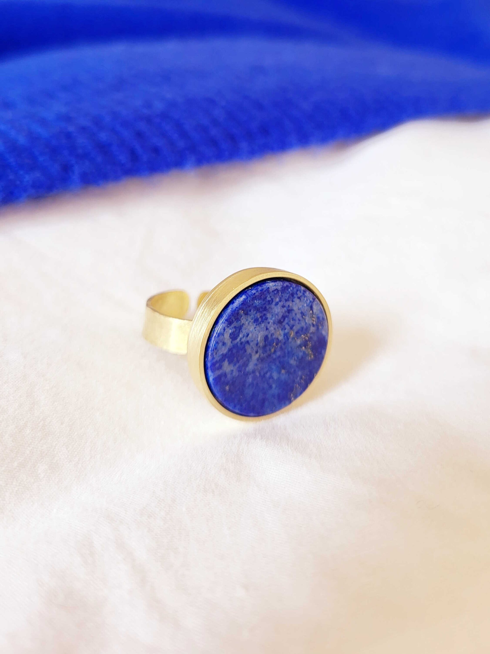 Bague VOLCAN Lapis sur tissu blanc