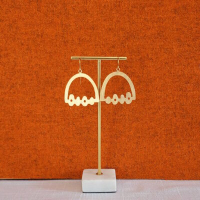 Boucles d'oreilles GEORGES N°3 sur fond orange