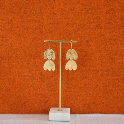 Boucles d'oreilles FLEUR N°8 sur fond orange