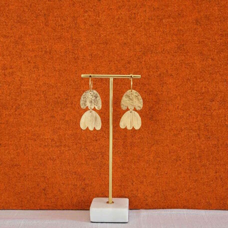 Boucles d'oreilles FLEUR N°8 sur fond orange