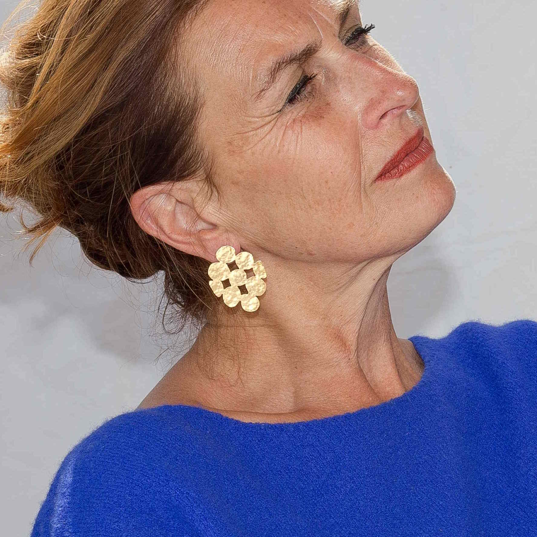 BO GRAPPE N°2 sur modèle pull bleu