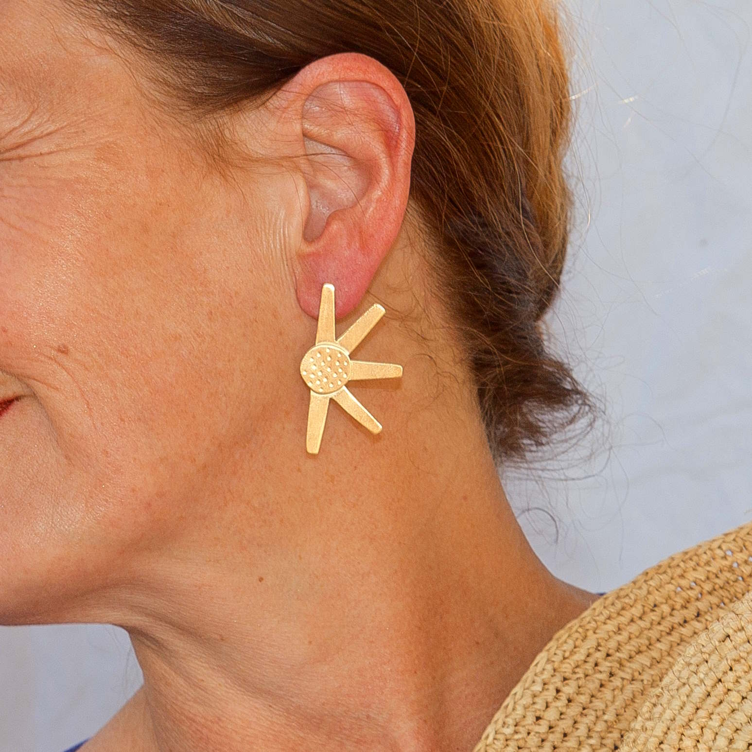 Boucles d'oreilles COUP DE SOLEIL sur Anita gros plan