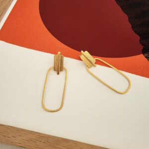 Boucles d'oreilles BARDAGE longues sur illustration