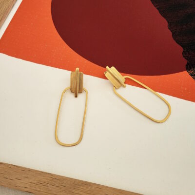 Boucles d'oreilles BARDAGE longues sur illustration