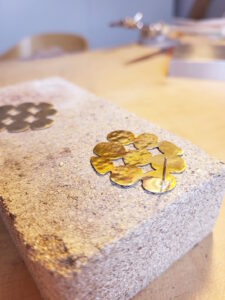 Boucles d'oreilles GRAPPE N°2 en fabrication