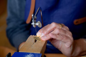 Créatrice bijoux au travail au bocfil