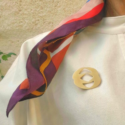 Broche EGGS N°3 sur veste blanche